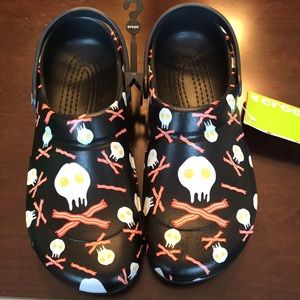 Men’s size 11 Crocks Bistro graphic clog.